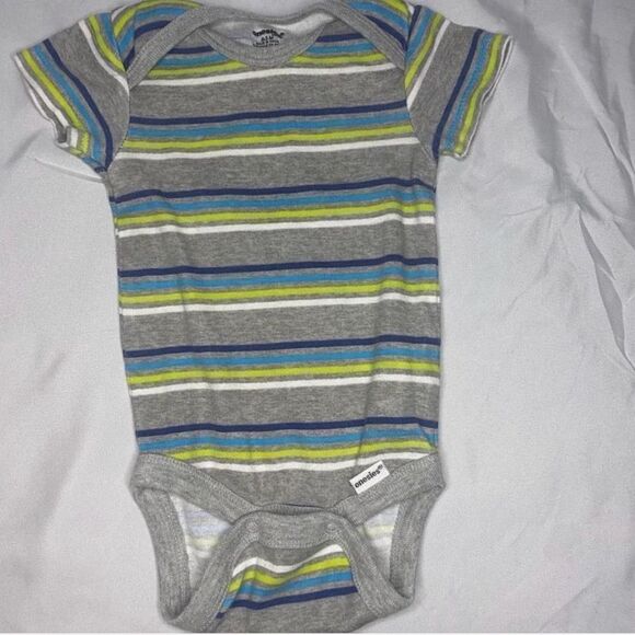 One long sleeve and one short sleeve onesie size 0-3M - Picture 5 of 6